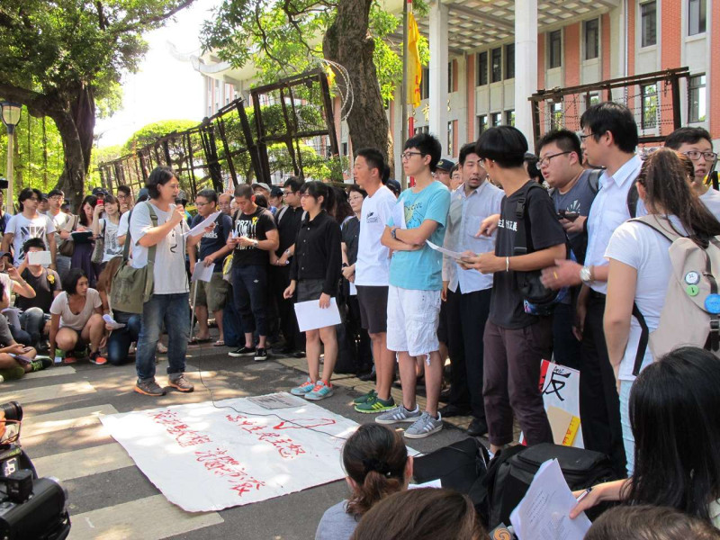 警方逮捕3名採訪教育部抗爭的記者一事，引發記者團體強烈譴責。圖：林朝億/攝   