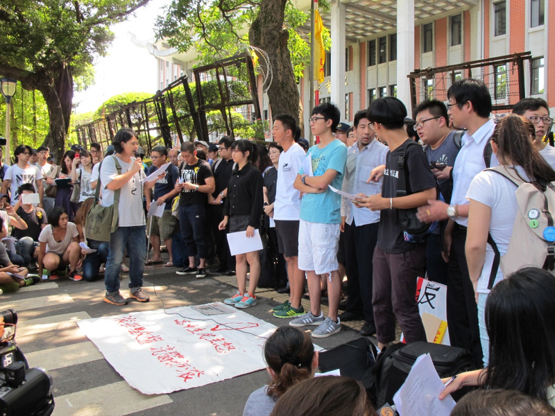 警方大規模逮捕闖入教育部學生及採訪記者，引發民間團體痛批。圖：林朝億/攝   