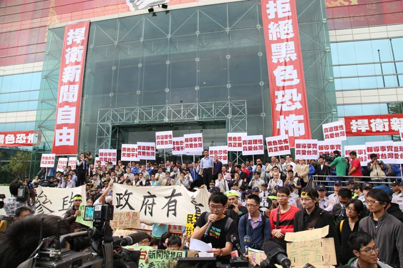 中天幹部率領百位員工站在中天電視台大樓前，和來包圍的學生們互相嗆聲。圖：林雨佑/攝   