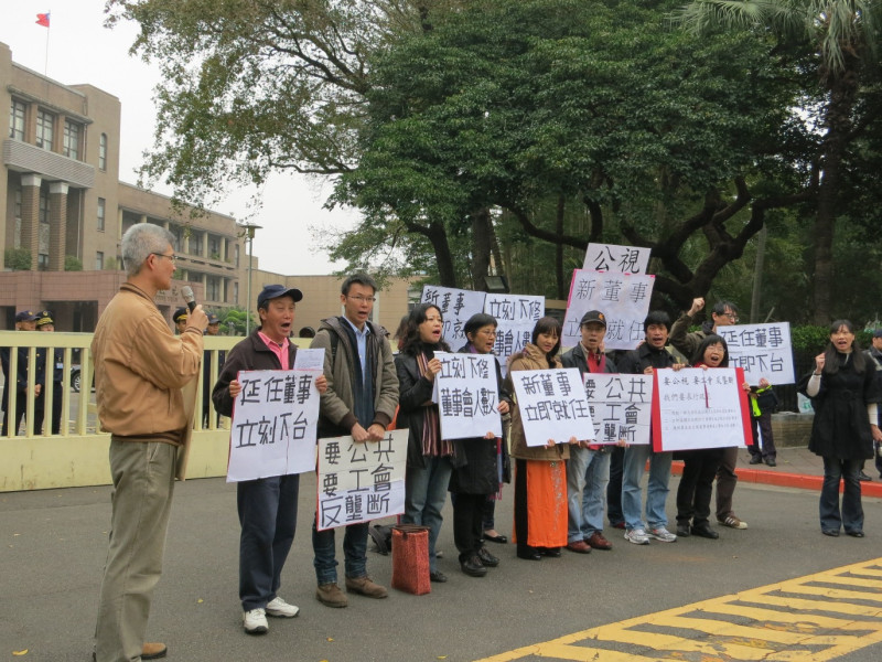媒改團體25日在行政院前召開記者會，呼籲馬英九負起責任解決公視董事會延宕責任。圖：林朝億/攝   