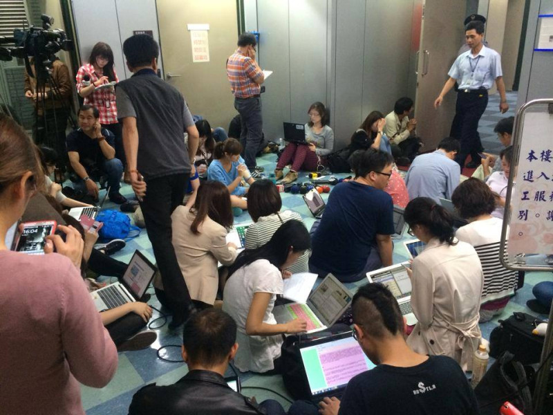 台北市廉政委員會日前召開大會，公布大巨蛋案等BOT案調查結果，眾多媒體在11樓的會議室外、坐在地上等待結果。圖：新頭殼資料照片   
