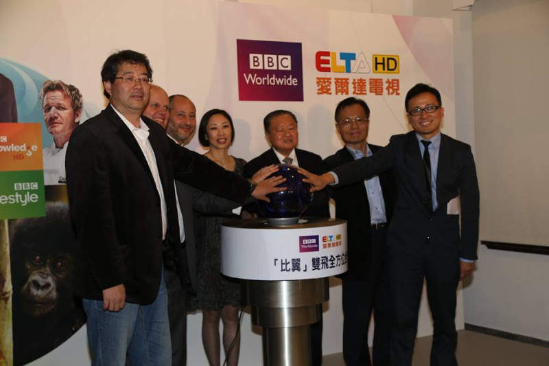 愛爾達執行長陳怡君（左四）、BBC亞洲區執行副總裁David Weiland（左三）、《看見台灣》紀錄片導演齊柏林（左一）等人共同參與愛爾達、BBC全方位合作啓動儀式。圖：林雨佑/攝   