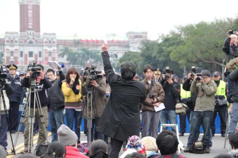 2013年元旦，許多學生在凱道抗議媒體壟斷，希望馬總統表態。卻遲遲等不到回音。圖片來源：反媒體巨獸青年聯盟   