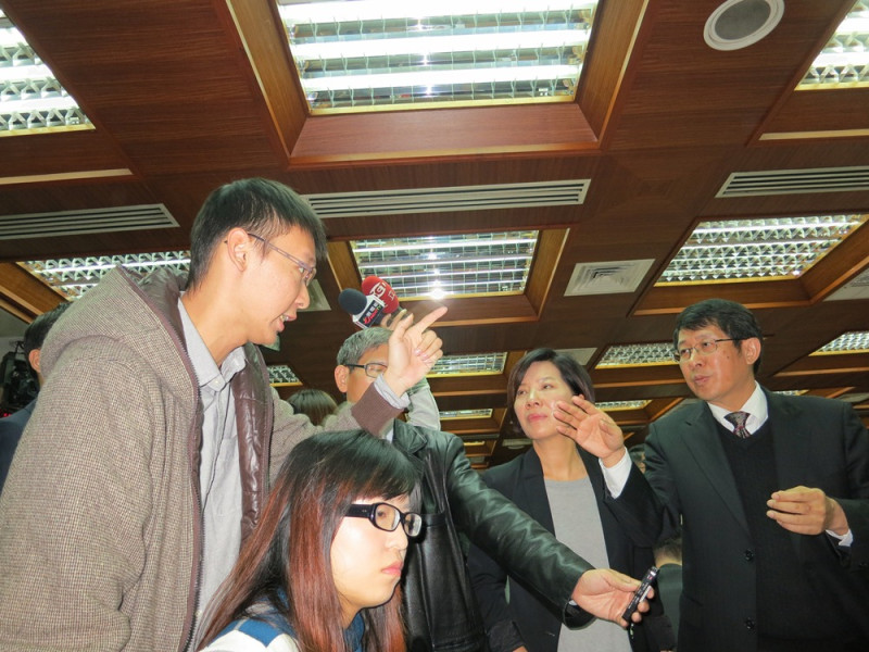 教育部長蔣偉寧3日在立法院教育委員會與學生林飛帆搶話時，2人都舉起手想要阻止對方說話。圖：林朝億/攝   