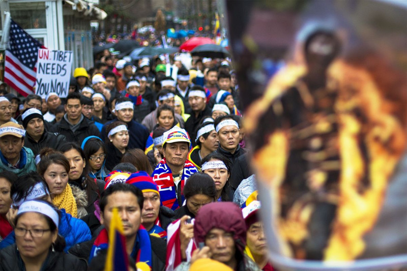 「無國界記者」組織最新的全球新聞自由度報告指出，許多西藏的僧人因為向國外傳送西藏的人權慘狀，遭到判刑和綁架，嚴重侵害人權。圖為示威人士在紐約聯合國總部外抗議中國高壓政策引發藏人自焚。圖片來源：達志影像/路透社。   