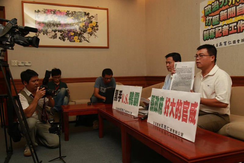 《蘋果日報》記者在記者會上，拍攝前《蘋果日報》記者簡志偉。圖：林雨佑/攝   