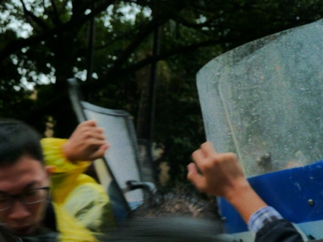 今(26)日下午前往政院希望阻止壹傳媒交易的部分學生，爬上政院鐵門。圖：謝莉慧/攝   