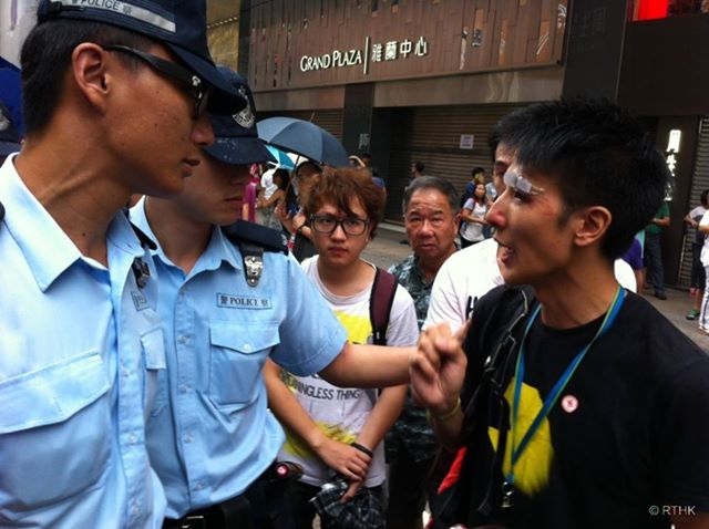 香港電台電視部記者麥嘉緯今(4)天中午於旺角採訪時，眼部被反中人士打傷流血。圖：翻攝香港電台官網   