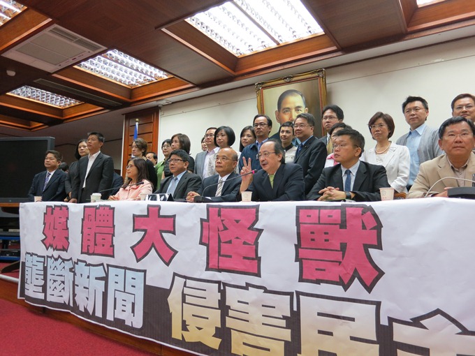 民進黨主席蘇貞昌16日與40名立委共同召開記者會反對旺中併購壹傳媒。圖：林朝億/攝   
