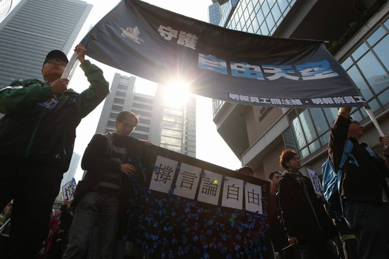 為維護新聞及言論自由，香港記者協會23日發起「企硬反滅聲，撐言論自由」大遊行。圖：翻攝自香港記者協會臉書   