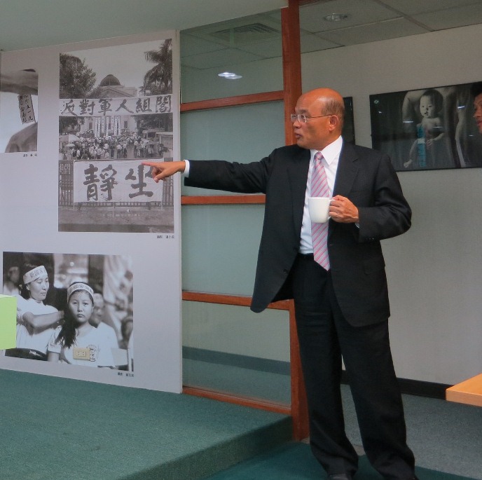 民進黨主席蘇貞昌15日在記者室與媒體茶敘，並指著民進黨過去歷史照片說，每張照片後都有一個故事。圖：林朝億/攝   
