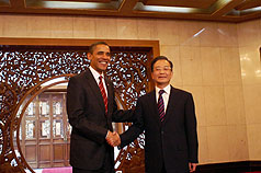為避免異議人士藉國際媒體發聲，歐巴馬訪中期間，新聞仍嚴密遭監控。圖為中國國務院總理溫家寶 (右)與美國總統歐巴馬 (左)18日在北京釣魚台賓館合影。提供:中央社   