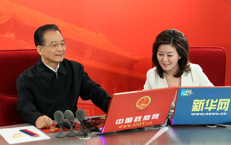 中國國務院總理溫家寶27日下午3時接受中國政府網、新華網聯合專訪，與網友線上交流。圖片來源：新華網   