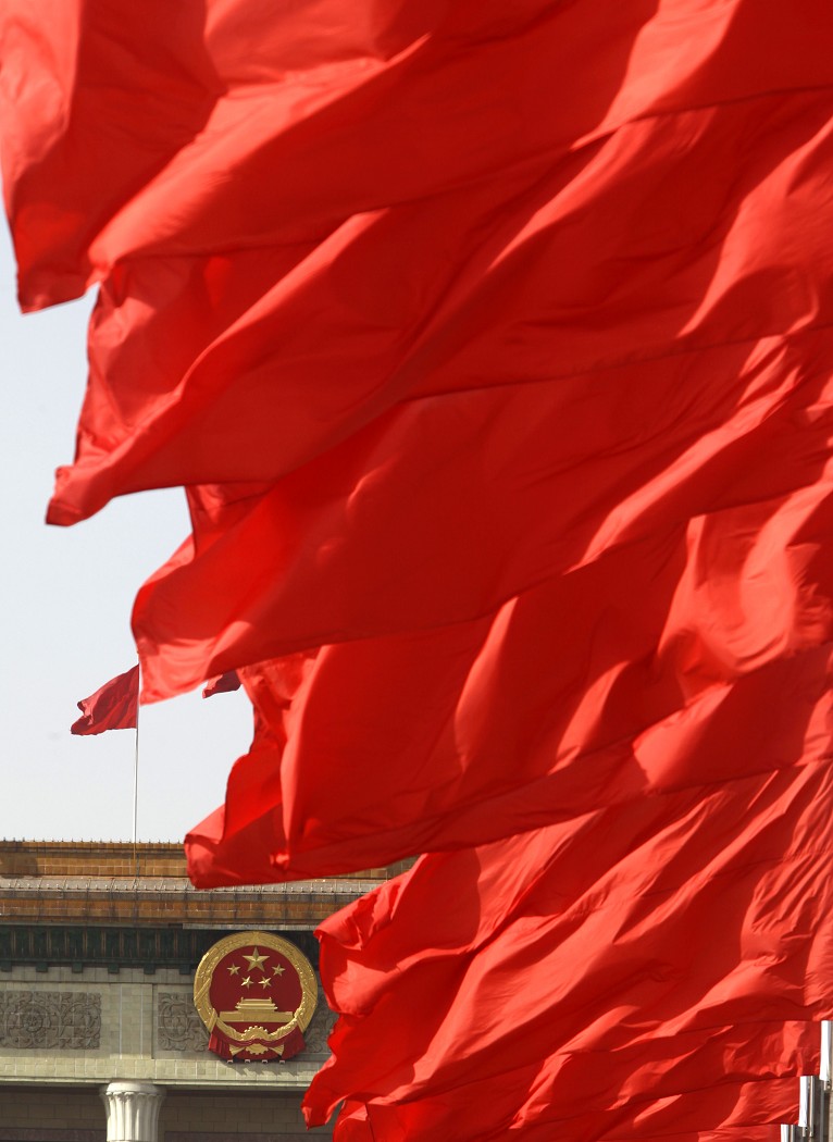 全國政協十一屆三次會議今天在北京人民大會堂揭幕。圖為北京人民大會堂前旗海飄揚。圖片來源：達志影像/路透社   
