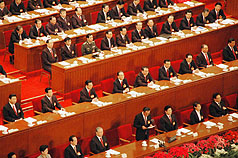 中國全國人大委員長吳邦國（前站立者）5日宣佈11屆人大開幕，坐在中共中央領導席的溫家寶（前二排左四）隨後報告說，今年大陸經濟成長率訂8% 。圖片來源：中央社   