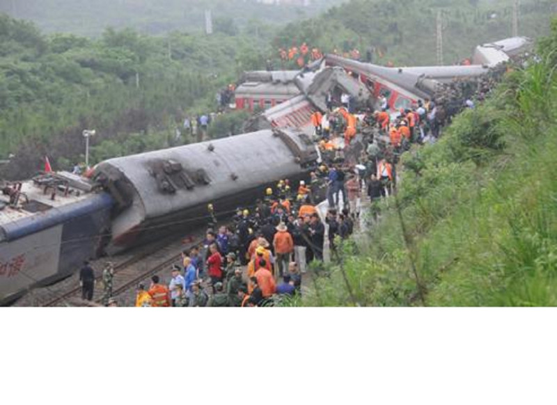 受到連日降雨影響，疑似山坡土石崩塌將鐵軌掩埋，中國山西省，今天凌晨2點多，突然發生火車出軌意外，截至上午9時確定10人罹難。圖片來源：擷取自新華網   