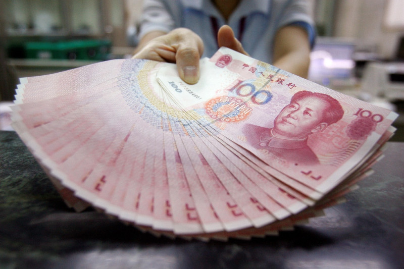 廣州一名青年用百元人民幣擦拭鼻涕，引發一波爭論。圖為人民幣100元。圖片來源：達志影像/路透社   