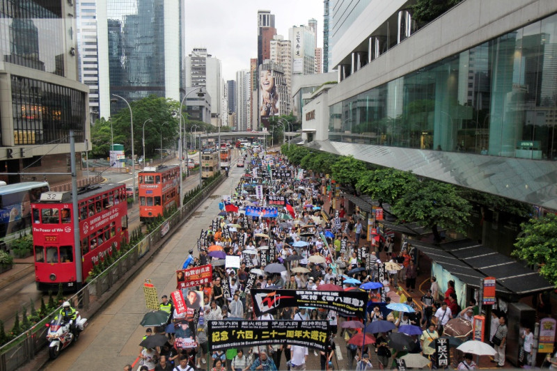 香港昨日舉辦紀念六四遊行，但紀念展品29日被香港政府沒收，差點無法一同上街。圖為30日遊行狀況。圖片來源：達志影像/美聯社   