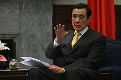 在六四天安門事件屆滿21週年的今天，總統馬英九發表六四感言，呼籲中國誠懇面對這個重大的人權歷史事件。資料照片：中央社。   