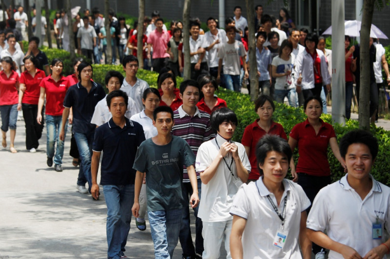 深圳自7月1日調整最低工資。圖為富士康員工走出工廠。圖片來源：達志影像/路透社   