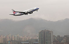中國民航局局長李家祥20日宣布，兩岸航空業者已協商同意，決定將兩岸的航線票價調降10%到15%。圖片來源：中央社。   