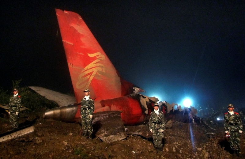 河南航空公司由哈爾濱飛往伊春的E190型客機，昨晚在伊春機場降落時失事，造成42人死亡，事發後，河南航空有限公司25日決定，與失事飛機同機型的另外4架飛機停飛檢修。圖片來源：達志影像/路透社   