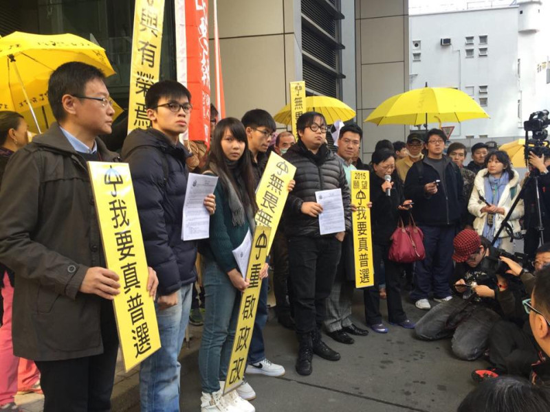 學民思潮召集人黃之鋒、發言人黎汶洛、成員周庭及林淳軒16日上午到警察總部門外，準備預約被捕，並有50多位民眾聲援。圖：翻攝自香港獨立媒體網臉書   