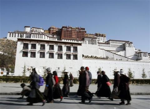 2名藏族喇嘛昨(27)日在西藏拉薩的大昭寺自焚，據稱已經死亡；這是拉薩首次傳出自焚事件。圖片來源:達志影像/美聯社   