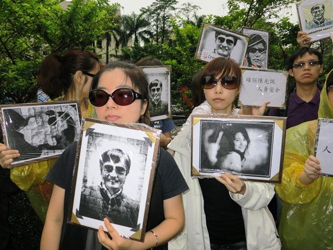台灣人權團體戴上墨鏡象徵「我們都是陳光誠」今（4）日前往美國在台協會呼籲不要犧牲他們的利益。圖：林朝億/攝影   