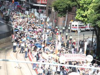 香港今天舉辦七一大遊行，警方認為有5萬多人參與，但主辦遊行的民間人權陣線則說，應有40萬人參加遊行。圖片來源：中央社。   