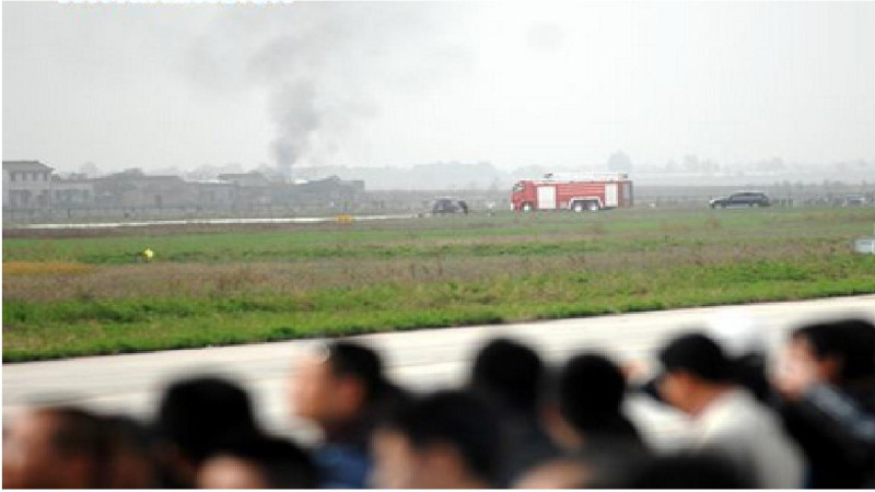 新華社報導，中國一架「飛豹」型戰機於14日上午，在陝西省一場航空大會飛行表演時，不慎墜毀。圖片來源：截取自網路   