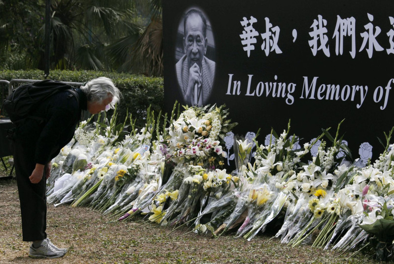 已故香港民主派元老、支聯會主席司徒華的公祭悼念儀式及安息禮拜今（29）日舉行，一名民眾正向司徒華的遺像鞠躬致哀。圖片來源：達志影像/路透社。   