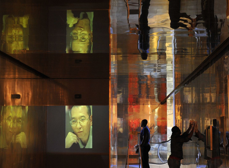 挪威奧斯陸諾貝爾和平中心的工作人員，9日正在佈置諾貝爾和平獎得主劉曉波的作品展--「我沒有敵人」的展場。圖片來源：達志影像/路透社。   