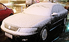 北京4日凌晨降下今年入冬第一場雪，路邊的車輛被白雪覆蓋。圖片來源：中央社   
