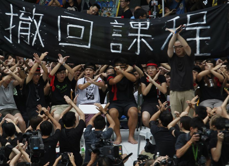 香港反對德育與國教科人士，3日晚間在政府總部外，「通宵」舉行大規模抗議集會。圖片來源：達志影像/路透社。   