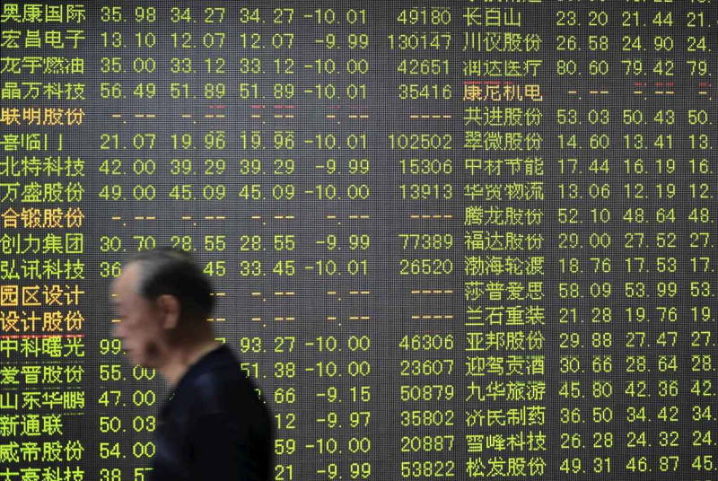 中國滬、深2股市25日又出現千股跌停的慘狀。   圖：達志影像/路透社資料照片