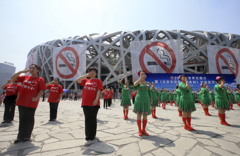 表演團體31日在北京鳥巢前舉起禁菸手勢，宣導1日起實施的《北京市控制吸菸條例》。圖片來源：達志影像/路透社   