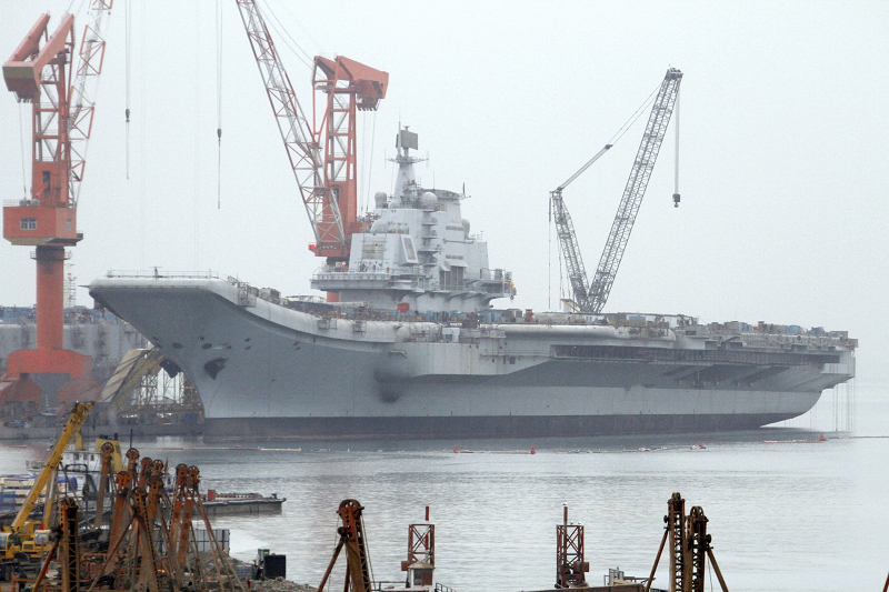 中國首艘航空母艦「瓦良格」號繼8月首次出海後，今（29）日再度出海進行測試。圖為今年初「瓦良格」號停泊在大連軍港的狀態。圖片來源：達志影像/路透社   
