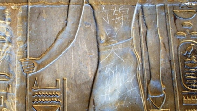 中國社群網站日前出現一張埃及神廟遭刻上「丁錦昊到此一遊」字樣的照片，引發輿論撻伐，中國網友甚至發動人肉搜索，把兇手指向一名家住南京的中學生。圖片來源：翻攝自網路。   