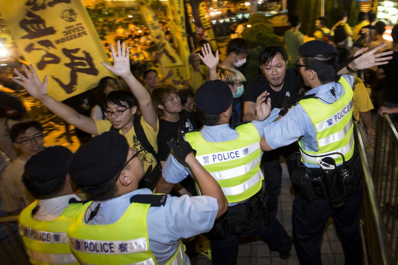 香港爭「真普選」民眾1日晚間前往李飛入住的酒店外示威。圖片來源：達志影像/路透社   