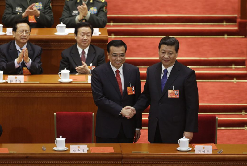 以2940贊成票當選中國國務院總理的李克強與國家主席習近平握手，習李時代也正式開啟。圖片來源：達志影像/路透社。   