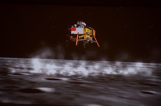 中國嫦娥三號太空探測器已於今(14)晚9時11分左右，降落在月球虹灣區。圖：翻攝網路   