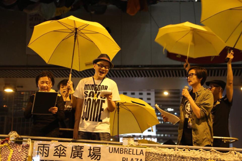 歌手黃耀明、何韻詩28日晚間現身金鐘佔領區。圖：翻攝自香港獨立媒體網   