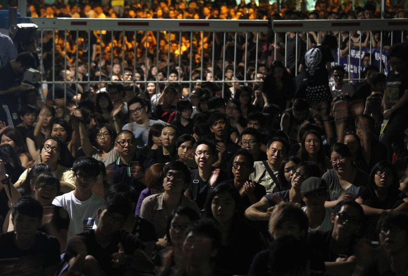 香港反洗腦行動愈演愈烈，周三（5）晚間在政府總部的抗議人數超過1萬，較4日晚間再多2000人。圖片來源：達志影像/路透社。   