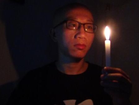 胡佳在推特上貼出自己手持蠟燭的照片，留言表示，「無邊的黑暗中，燭光守夜。3支蠟燭到天明。」圖2之2：翻攝自網路   