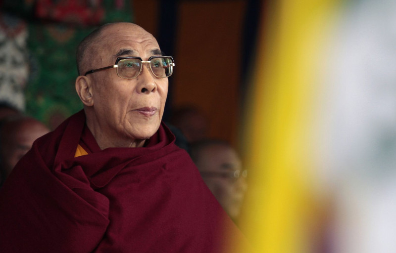 印度新德里電視台（NDTV）總編輯辛赫的新書宣稱，中國國家主席習近平2014年訪問印度時，曾同意與西藏流亡精神領袖達賴喇嘛會面，但印度當局「十分小心」，並未讓此事成真。圖為2011年3月10日，達賴喇嘛於印度北部的達蘭薩拉（Dharamshala）發表演說宣佈，將正式移交權力給民眾直選的行政首長。   圖：達志影像/美聯社