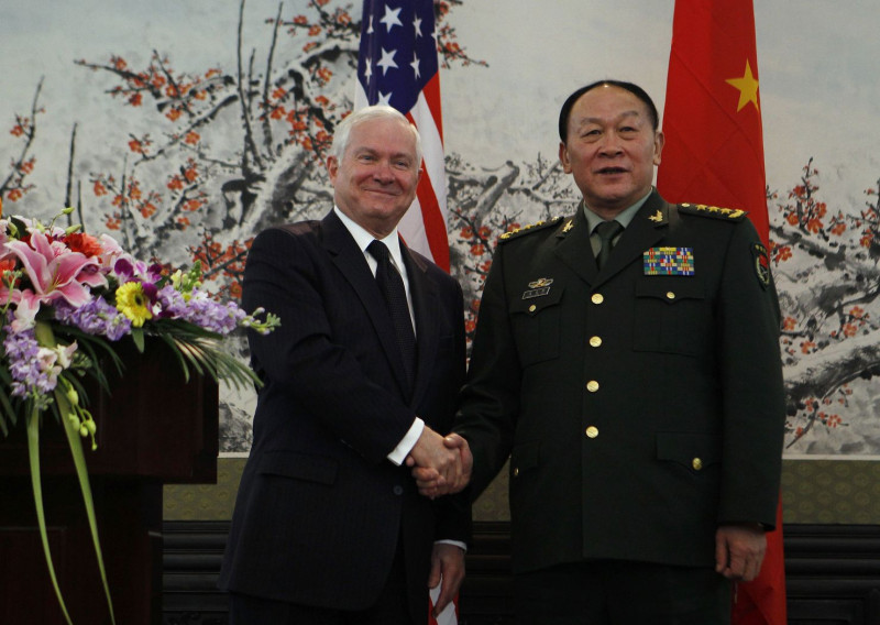 美國國防部長蓋茨（Robert Gates）今（10）日和中國國防部長梁光烈（右）會面。圖片來源：達志影像/路透社。   