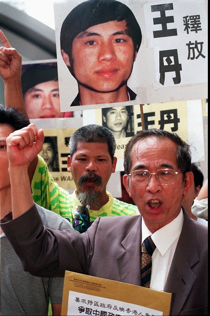 香港民運人士司徒華的葬禮將於29日舉行，而欲申請入境香港以悼念司徒華的在台中國民運人士王丹，可望達成願望。圖為1997年，司徒華（前）在香港發起釋放王丹的示威行動，當時27歲的王丹遭到中國政府的監禁。資料照片：達志影像/美聯社。   