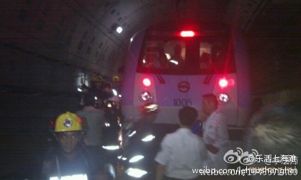 上海地鐵發生追撞事故，許多中國網友紛紛拿起相機拍照，傳到網站上報平安。圖片來源:翻攝自中國微博。   