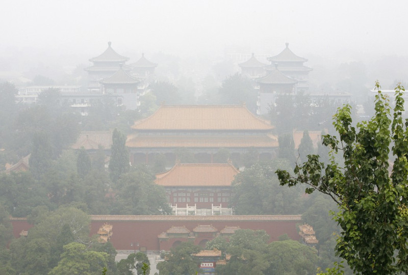 中國城市空氣品質還待努力，圖為北京的塵霾之苦。(圖片來源:達志影像/路透社。)   